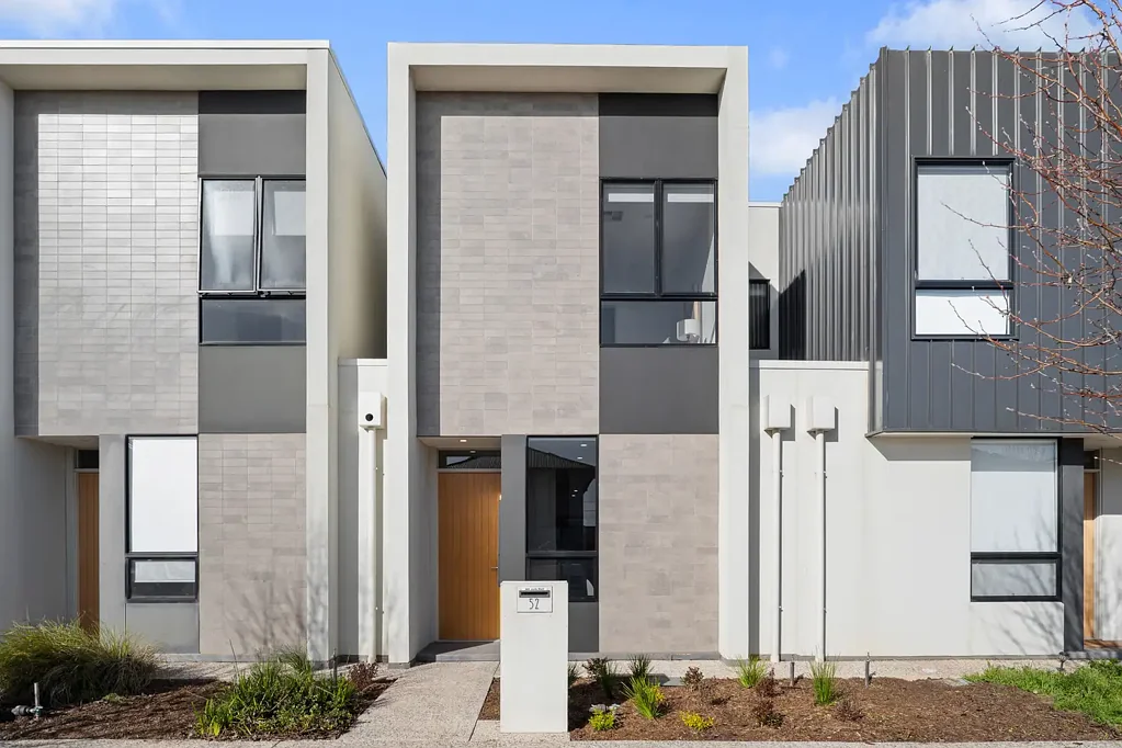 Woodforde 2ਬੈੱਡਰੂਮ A Polished Two-Level Retreat in a Prized Eastside Pocket