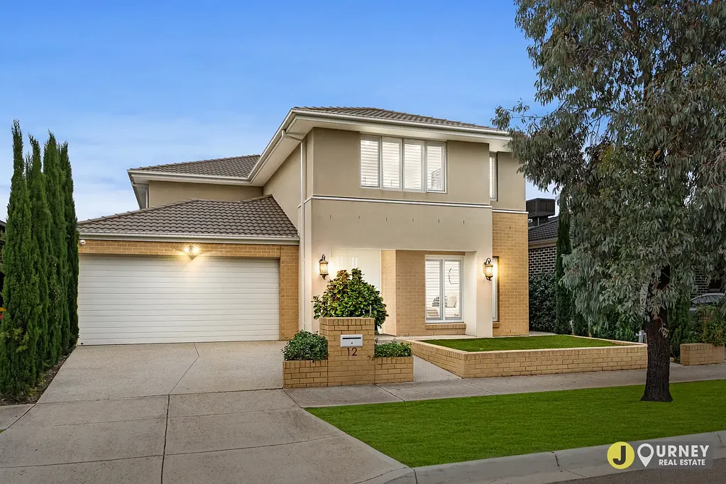 Mickleham 5कमरा Step Up to Spacious & Stylish Double-Storey Living.                                                Mickleham Buyers — This One Won’t Last!