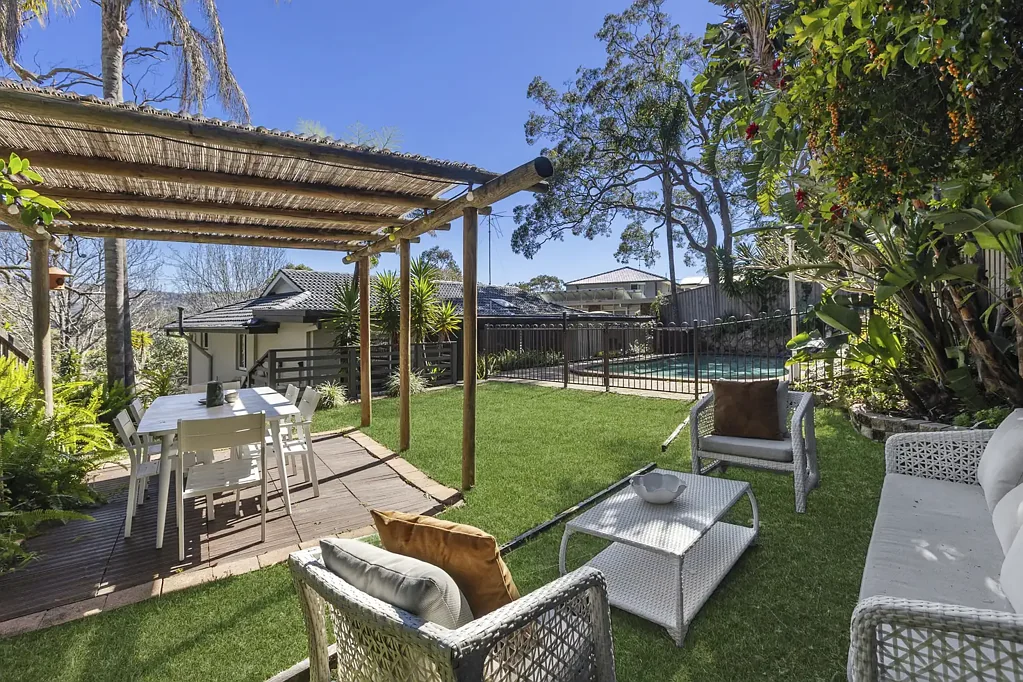 Narraweena 3ਬੈੱਡਰੂਮ Convenient family home with tropical backyard and pool