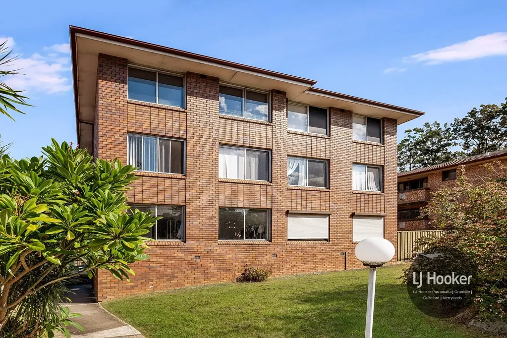 Parramatta 2房 一楼精装单元 宽敞两卧 石材台面厨房 悬浮地板 现代浴室 安全停车 步行便利设施 REAR ACCESS TO BUILDING VIA PITT LANE
