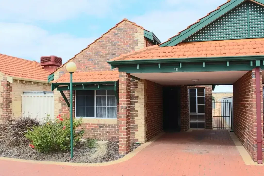 Convenient Living in Beaconsfield!