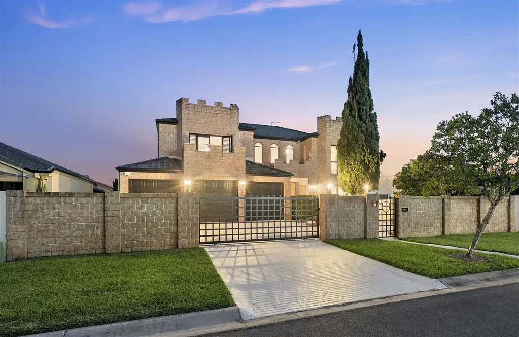 Benowa 5غرفة نوم Rebholz Castle: Timeless Elegance with Historic Appeal