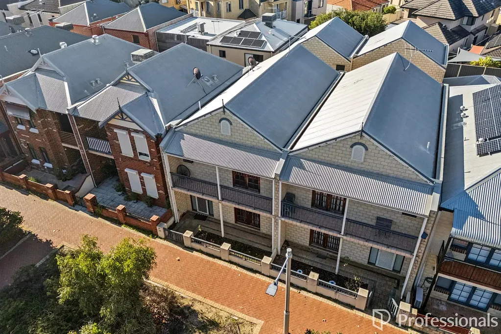 Joondalup 8房  An Investor's Power Play in the Heart of Joondalup