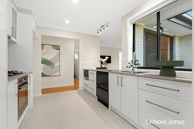 ਰਸੋਈ - 17 CARRONVALE ROAD, MOOROOLBARK