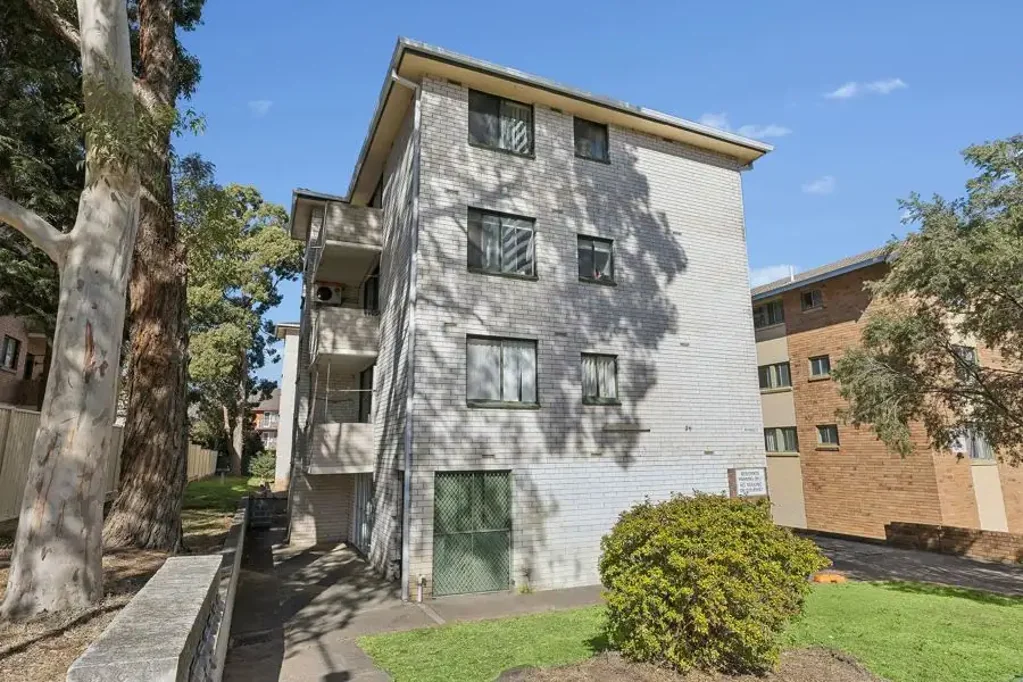 Liverpool 2房 阳光充足的一楼公寓 Sun-Drenched First-Floor Apartment