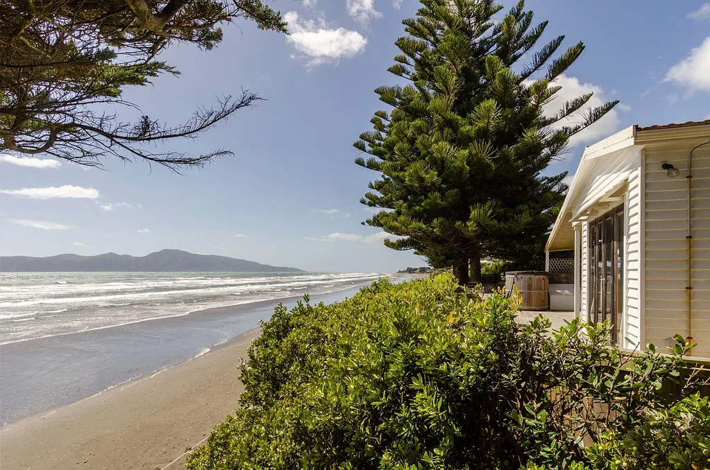 Raumati Beach 3બેડરૂમ Character cottage, premium coastline