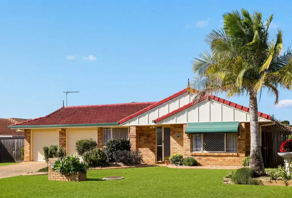4 BEDROOM HOME WITH POOL ON 800M2