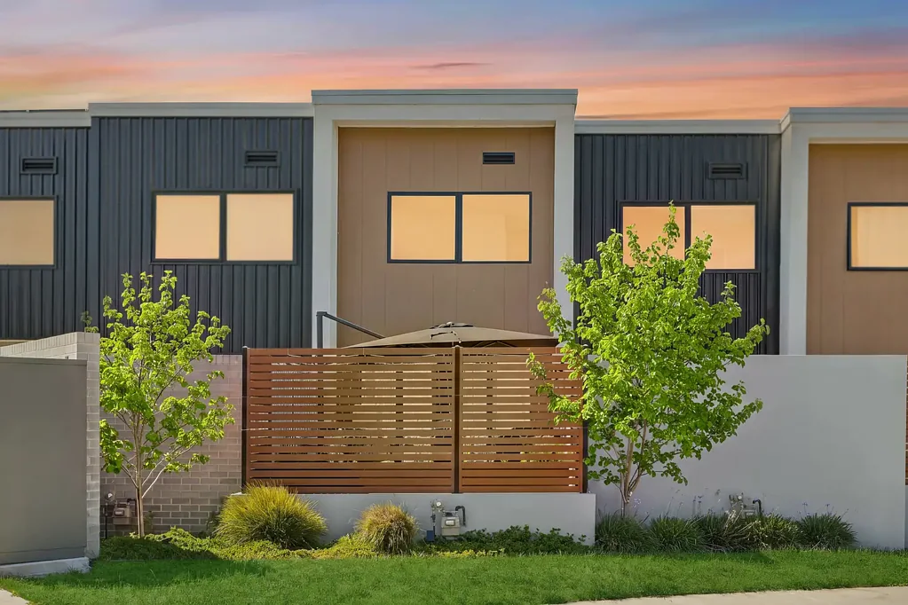 Throsby 2कमरा Custom Features, Private Courtyard – Refined Townhouse Living