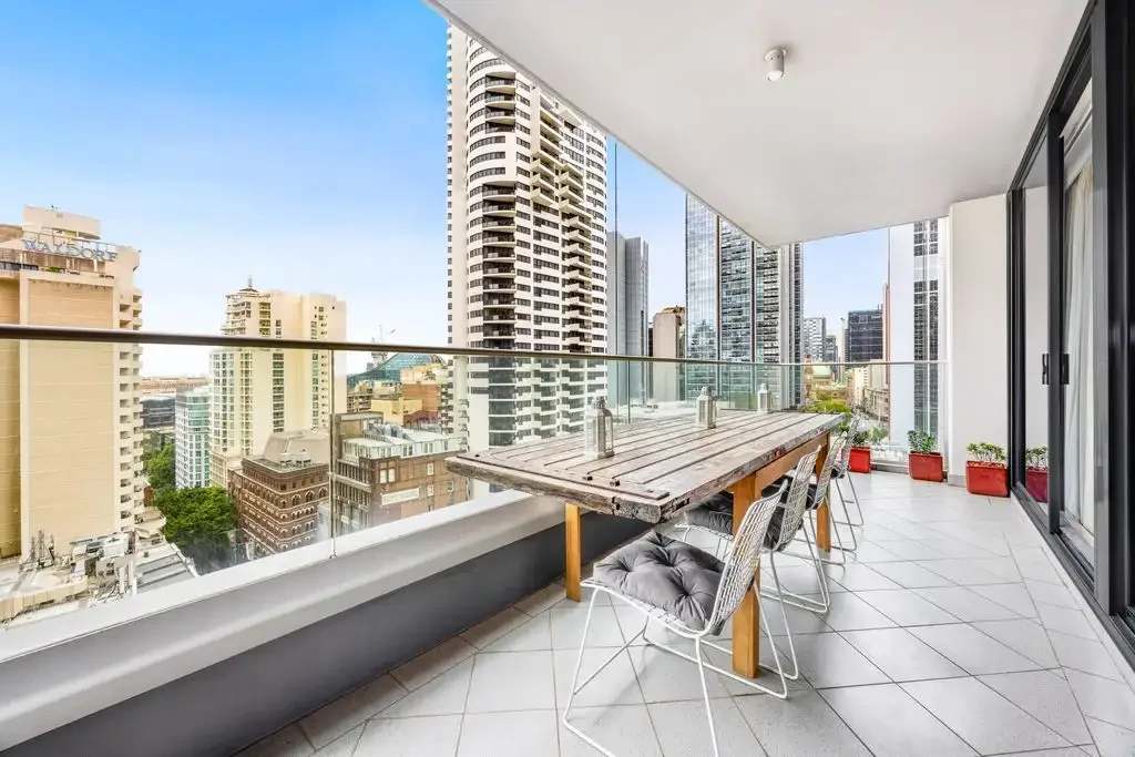 Sydney 1房 阳光充足 1卧住所 World Tower 高端城市基地 落地窗城市景观 全公寓阳台 Smeg厨房 石制台面 壁橱 浴缸独立淋浴 室内泳池健身房 24小时礼宾服务 World Square步行可达 Sun-soaked 1-Bedroom Haven with Sweeping City Views