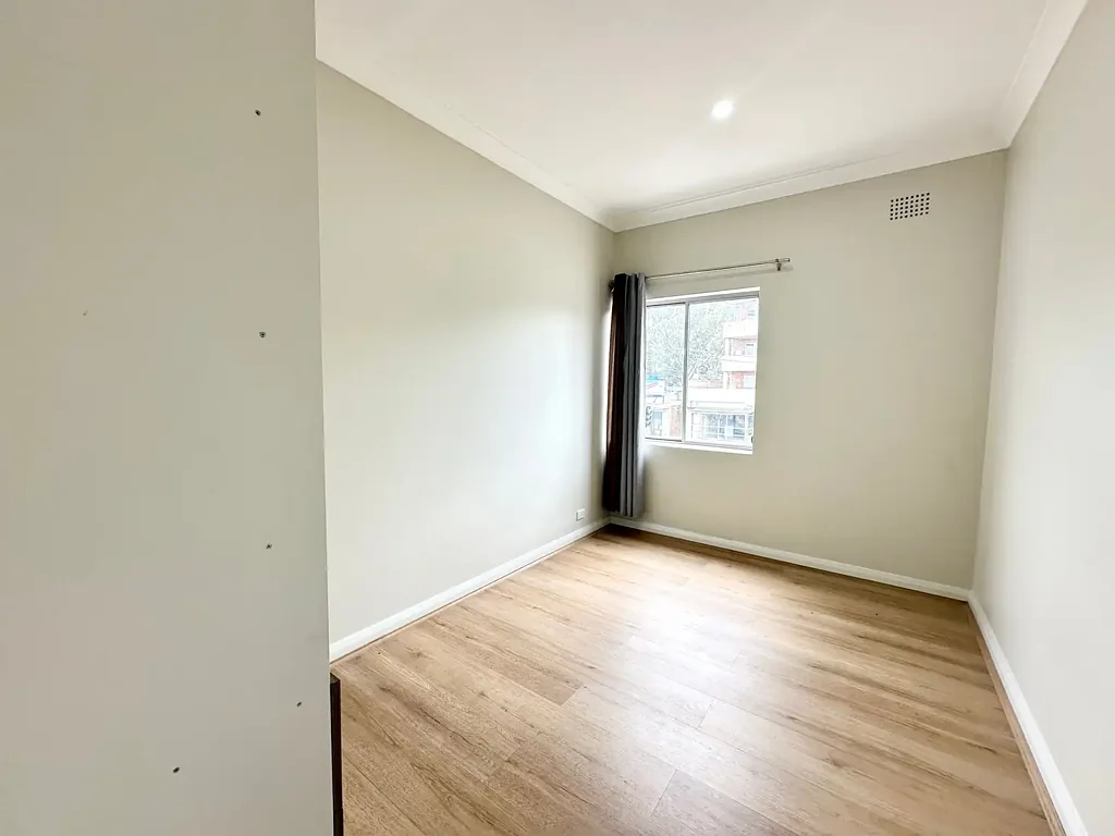 2 BEDROOM ON TOP OF SHOPS, JUST 20M AWAY FROM WILEY PARK TRAIN STATION