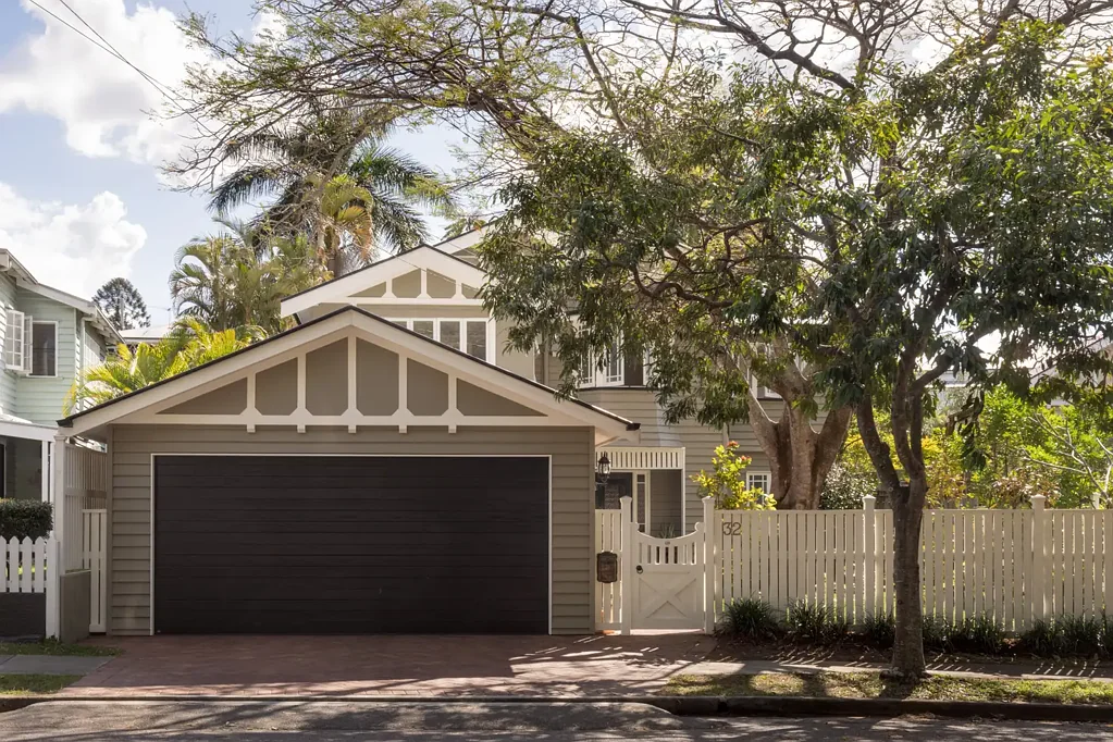 Ashgrove 4Zimmer Leafy Outlook in the Avenues – Tropical Family Oasis