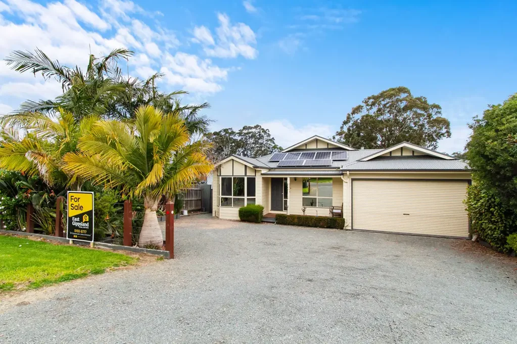 Lakes Entrance 4 Bedroom A Fine Home Indeed.