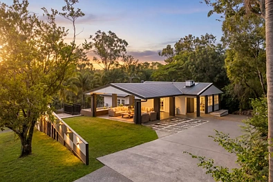 Kenmore Hills 4 Slaapkamer Polished & Private: Low Maintenance Family Home