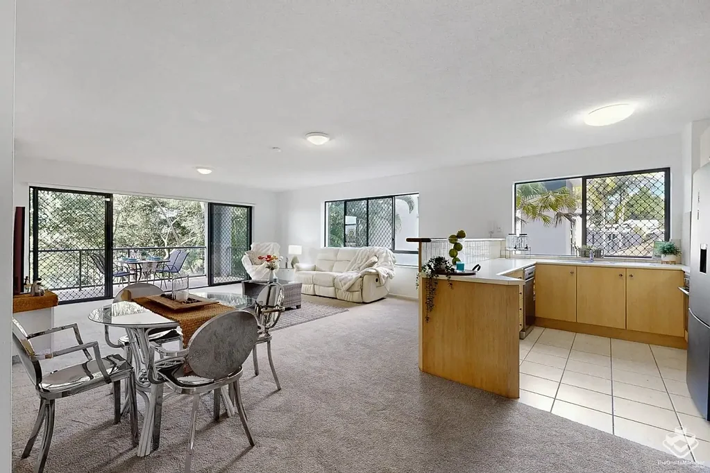 Bowen Hills 3 Bedroom Extra large Unit living