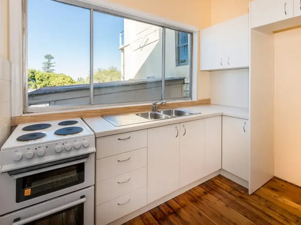 Charming One Bedroom Apartment a Stroll to Bronte Beach!