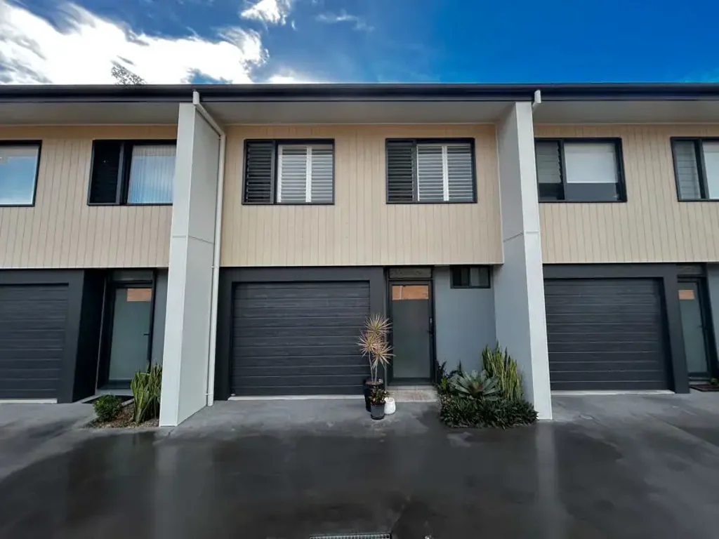 STUNNING TOWNHOUSE IN GATED COMPLEX