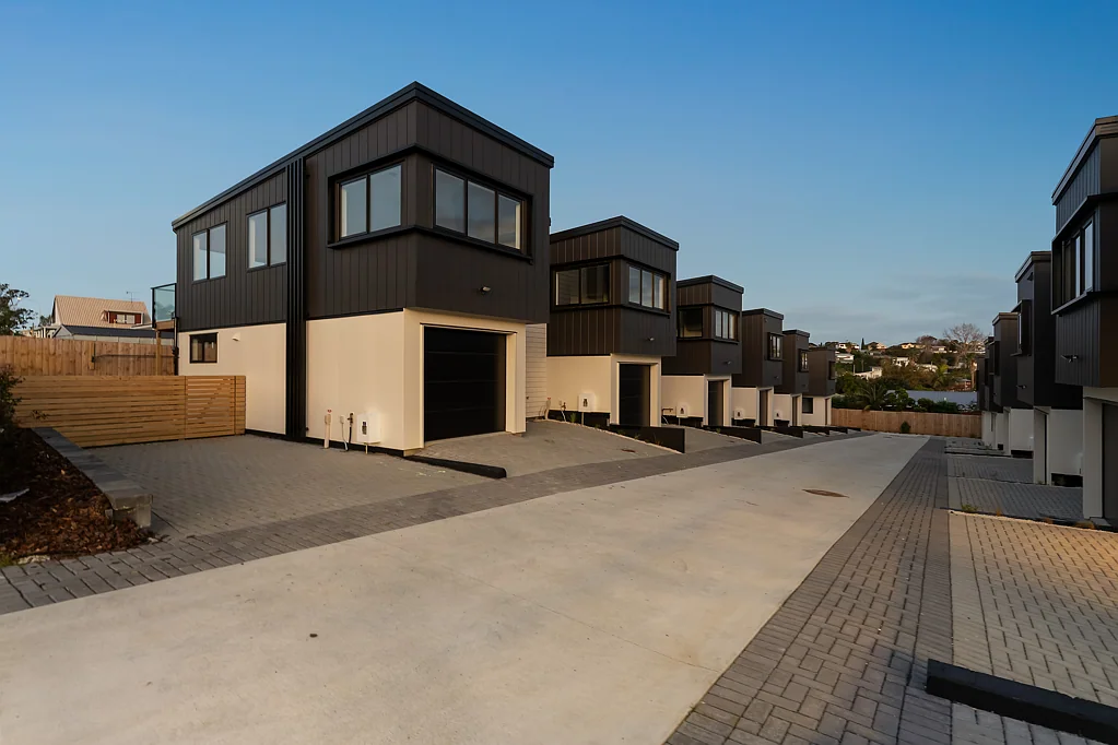 Whangaparaoa 3 Slaapkamer Final Coastal opportunity Just steps from the sand