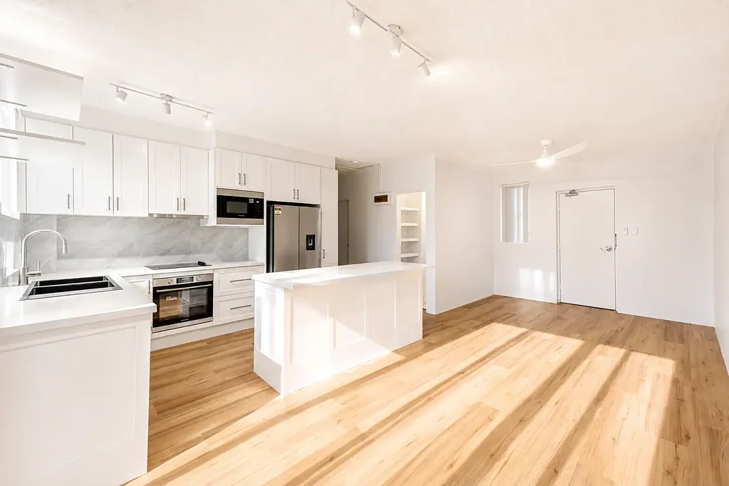 Kingswood 2房 全面翻新、光线充足的顶层公寓！ Fully Renovated, Light-Drenched, Top-Floor Apartment!