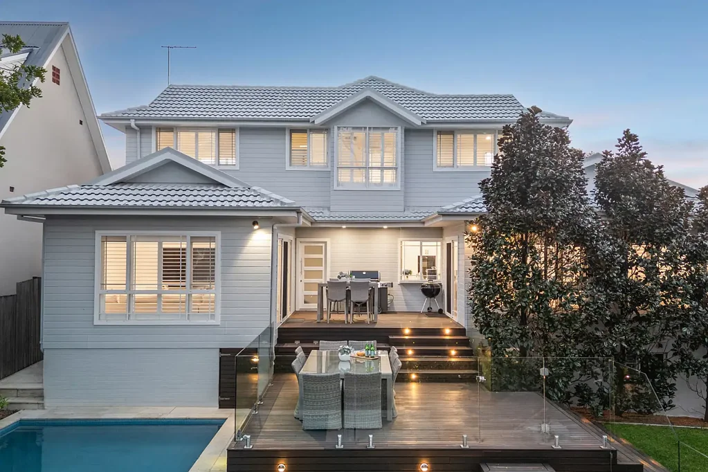Gymea Bay 5房 Gymea Bay顶级死胡同 私密舒适生活 多个生活区域 加热镁泳池 Caesarstone厨房 Miele电器 四卧三车位 Perfect family entertainer renovated with precision