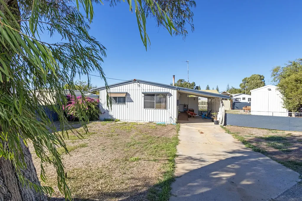 Jurien Bay 3房  ORIGINAL JURIEN BAY - LOCATION, LIFESTYLE & LARGE SHED