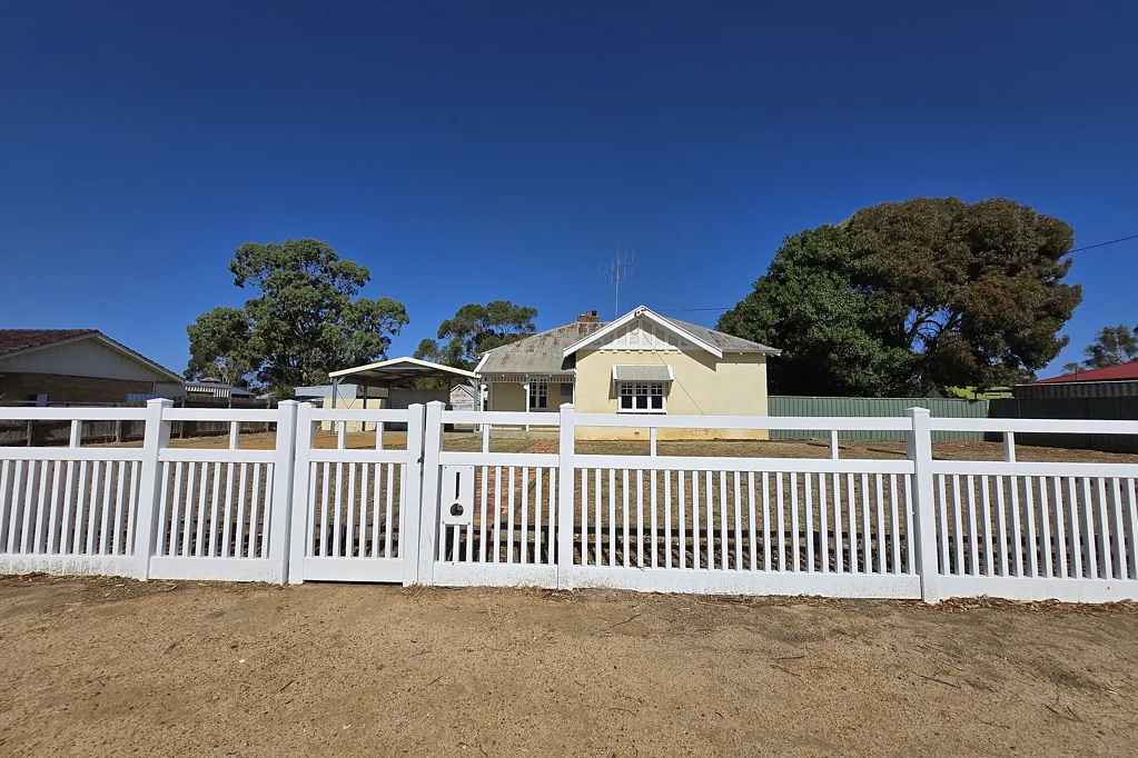 Katanning 3Kwarto Charming Character Home on a Spacious 2171m? Block
