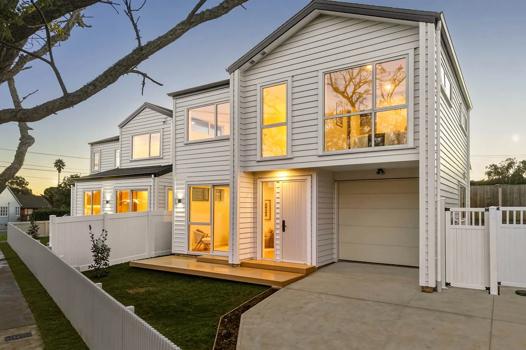 One Tree Hill 4Moenga Brand New & Contemporary