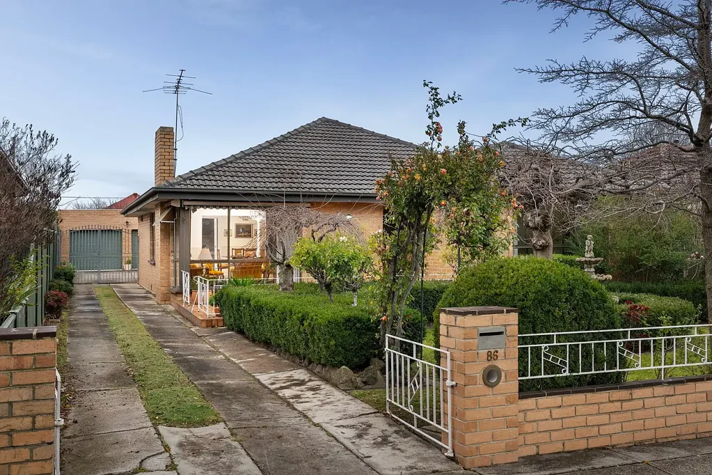 Glenroy 3房 宽敞697m²地块 卓越改造潜力 开放式厨房用餐区 主卧镜面衣柜 全瓷砖中央浴室 暖气空调四车库 工作室 划片优质学校 步行生活便利 Long Loved, Family Friendly, Big Block