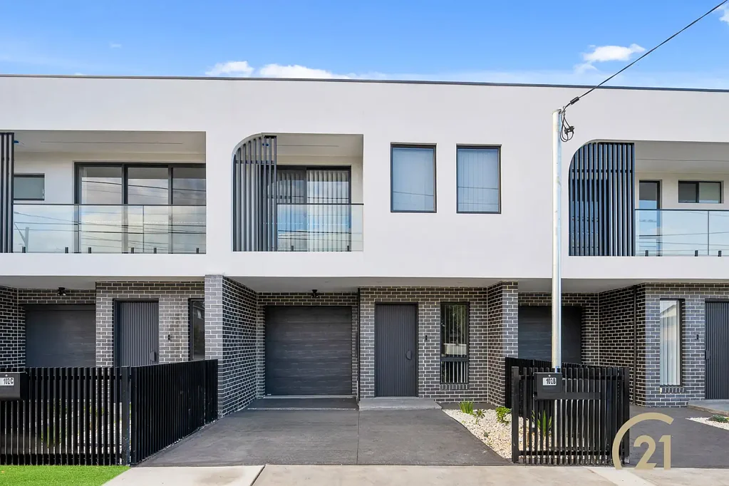 Smithfield 5कमरा Modern Double-Storey Home in Prime Location