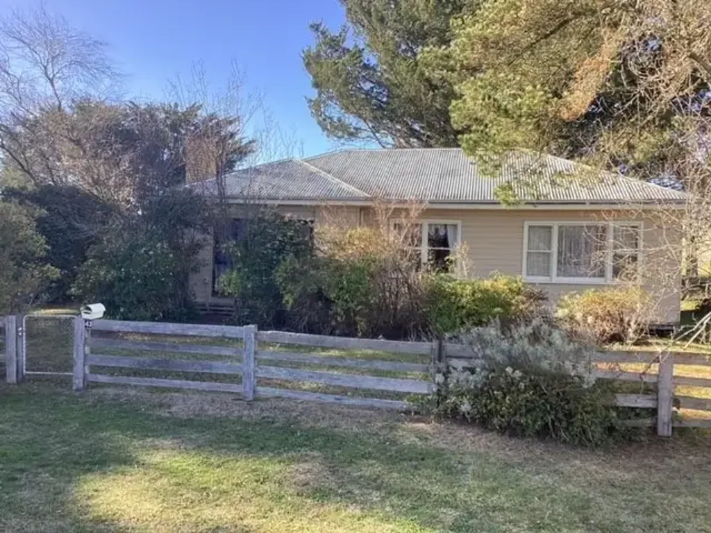 Linton  Solid, 3 bedroom house; 1.48Ha (3.65 acres); 3 Titles; Close to Township