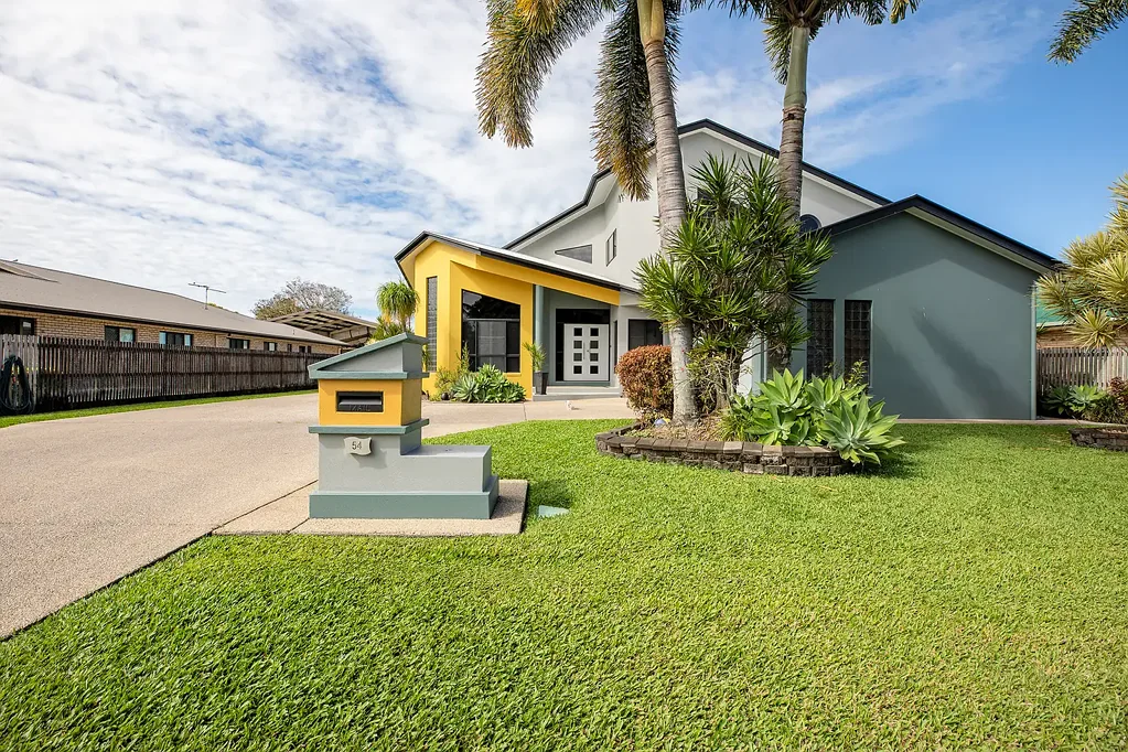Ooralea 5房  Luxurious Family Home in Prime Location