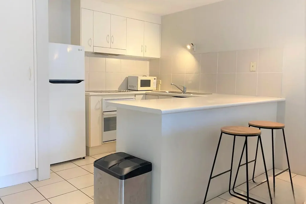 PARTLY FURNISHED 1 BEDROOM UNIT IN PRIME CITY FRINGE LOCATION