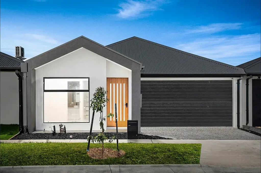 Mickleham 4房 风景如画郊区 四卧舒适住宅 主卧带双WIR 独立卫浴 石材厨房 双车库 安全警报 便利设施云集 Beautiful family home like no other.