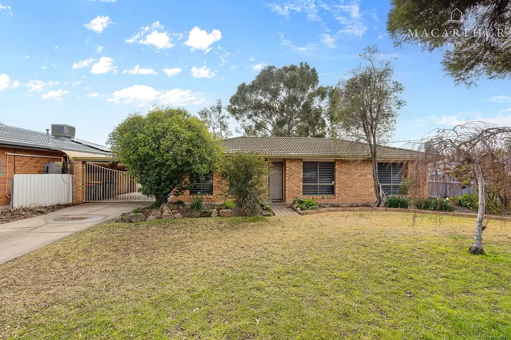 3 Magnolia Parade, Lake Albert, NSW 2650