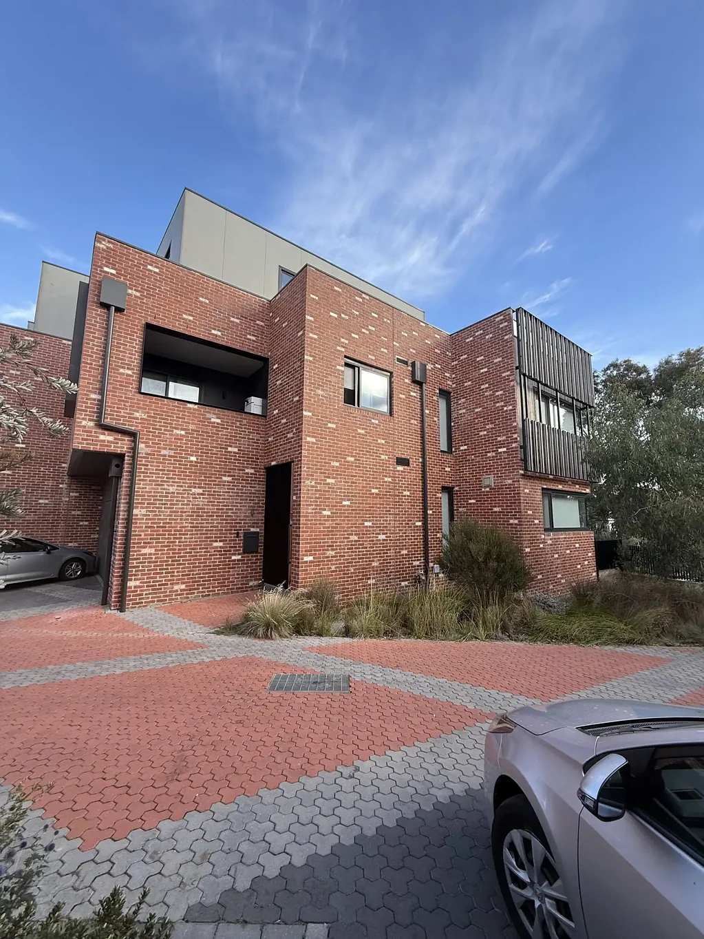 SHORT TERM RENTAL TO JANUARY 2026    3 Bedroom Family Home with frontage to Merri Creek