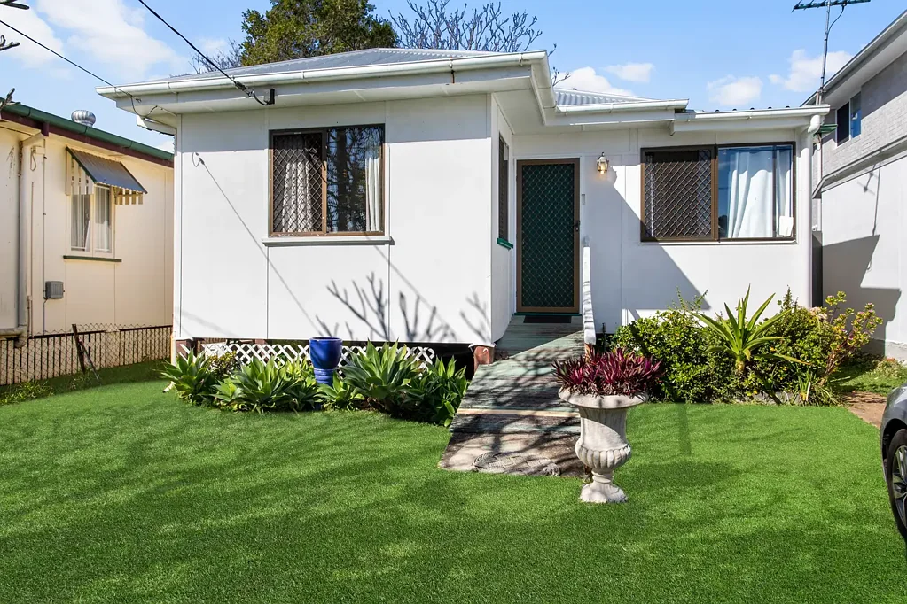 Woody Point 2房 海湾美景生活方式，潜力无限 Beautiful bayside lifestyle with potential