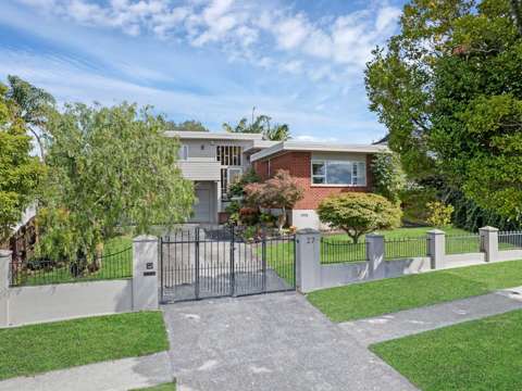 Sunnyhills 3房  Spacious Home with Untapped Potential – 722m² Land