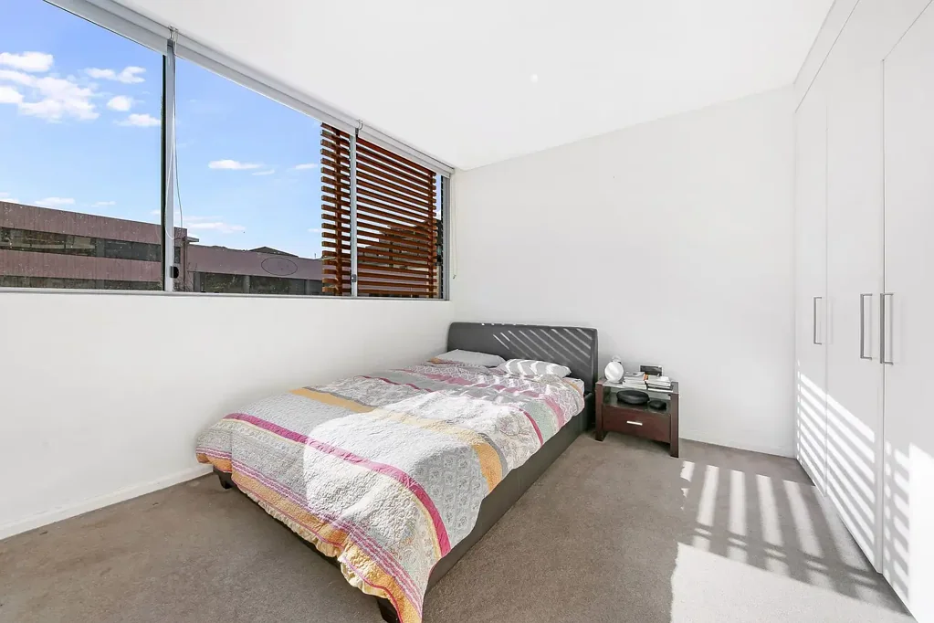Kensington 1Moenga Sunlit One-Bedroom + Oversize Multi Purpose-Room in Prime Kensington Location