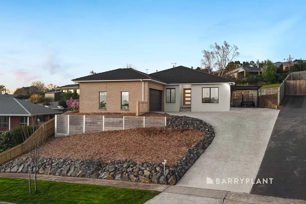 Warragul 4Kwarto Elevated Views with Space, Comfort and Additional Car Accommodation