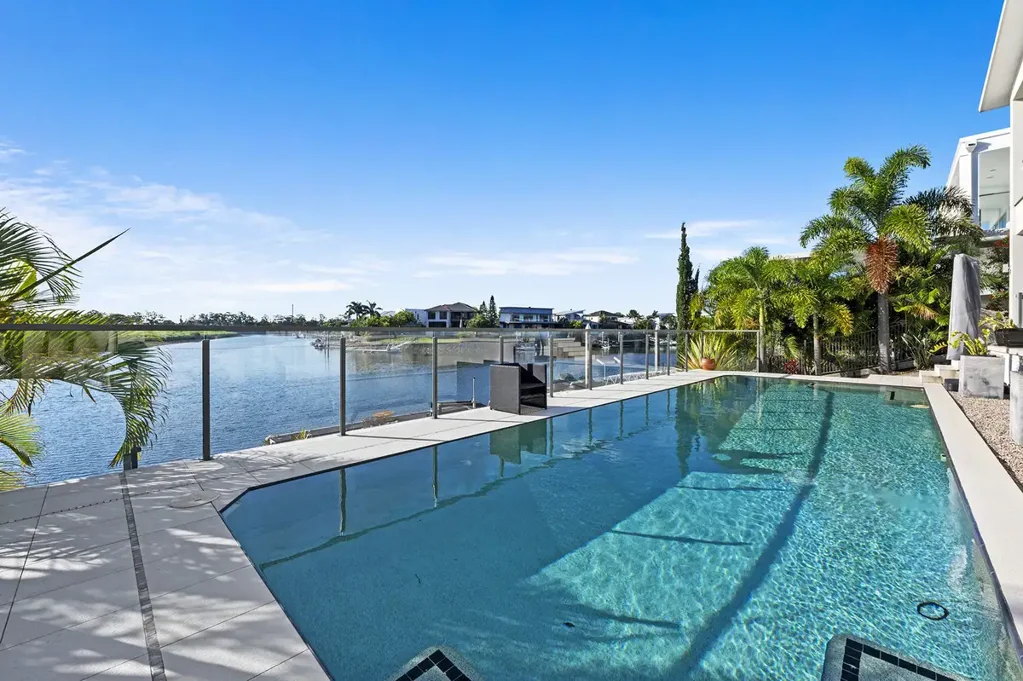 Fantastic Waterfront... North to Water!