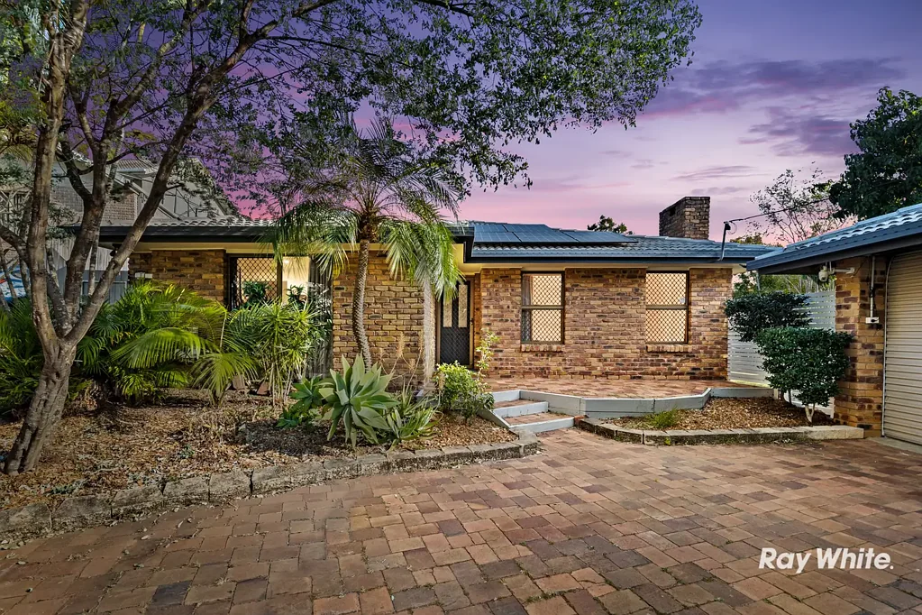 Daisy Hill 4ਬੈੱਡਰੂਮ Bushland Serenity Meets Modern Style - Walk to John Paul College From This Renovated Daisy Hill Home