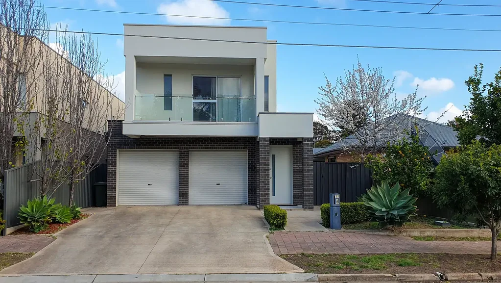 MODERN TWO STOREY HOME IN GREAT LOCATION !