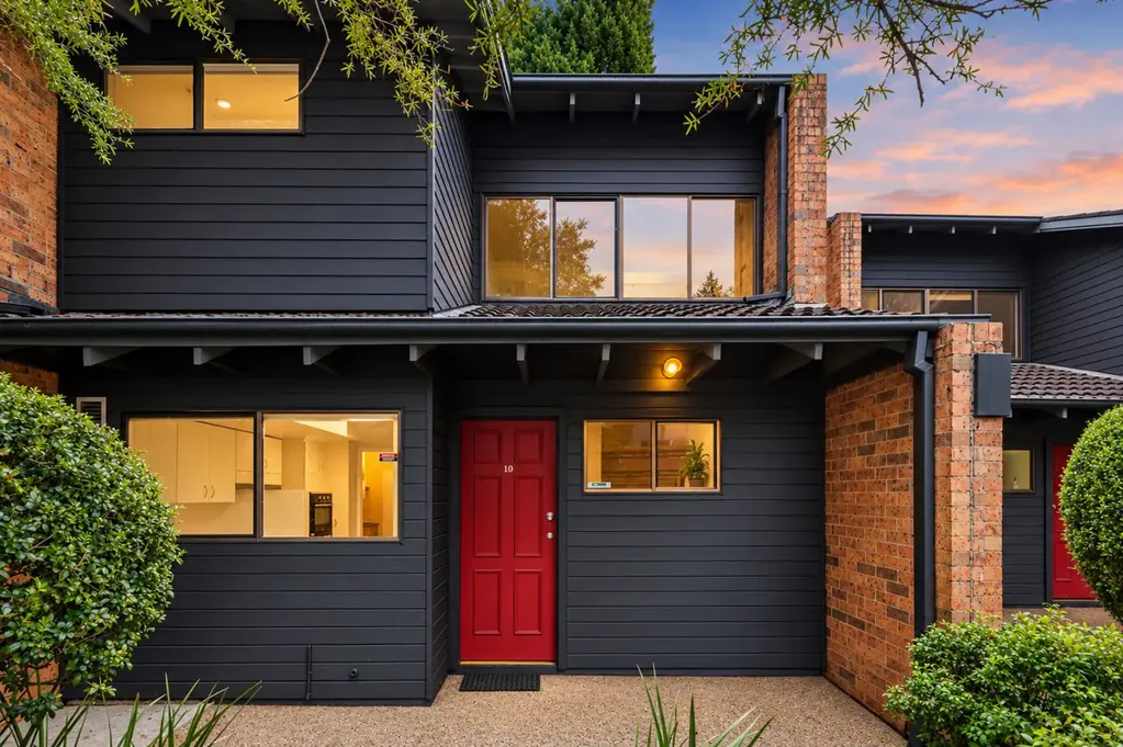 Marsfield 2침실 Beautifully Renovated Full Brick Townhouse In A Premier Lifestyle Location