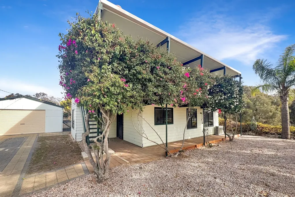 Versatile Coastal Retreat: Furnished 4-Bedroom Home with Dual Living Potential on Greenly Avenue, Coffin Bay