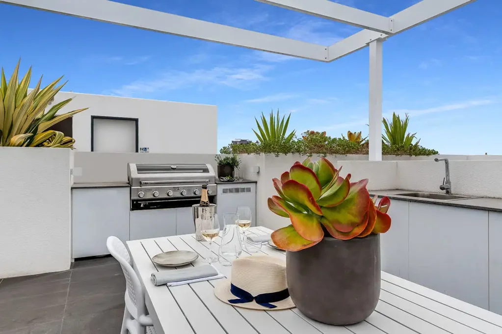 Air-conditioned 1 Bedroom Apartment - walk to schools, bars/cafes, public transport and the Brisbane River