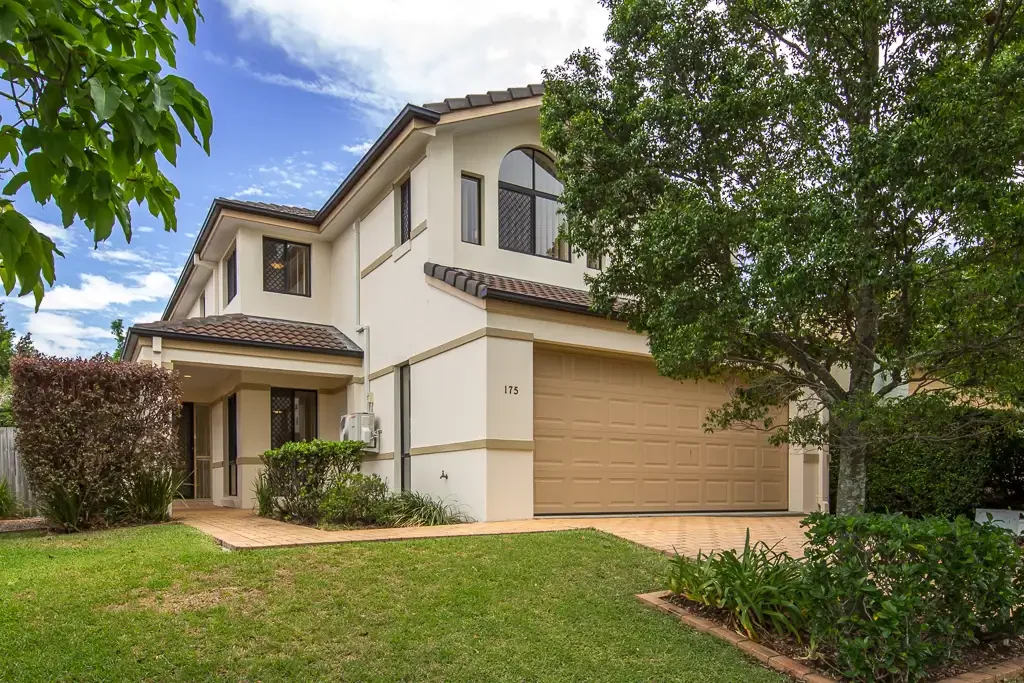 Luxury Family Home with Air-Conditioning - supreme location !!