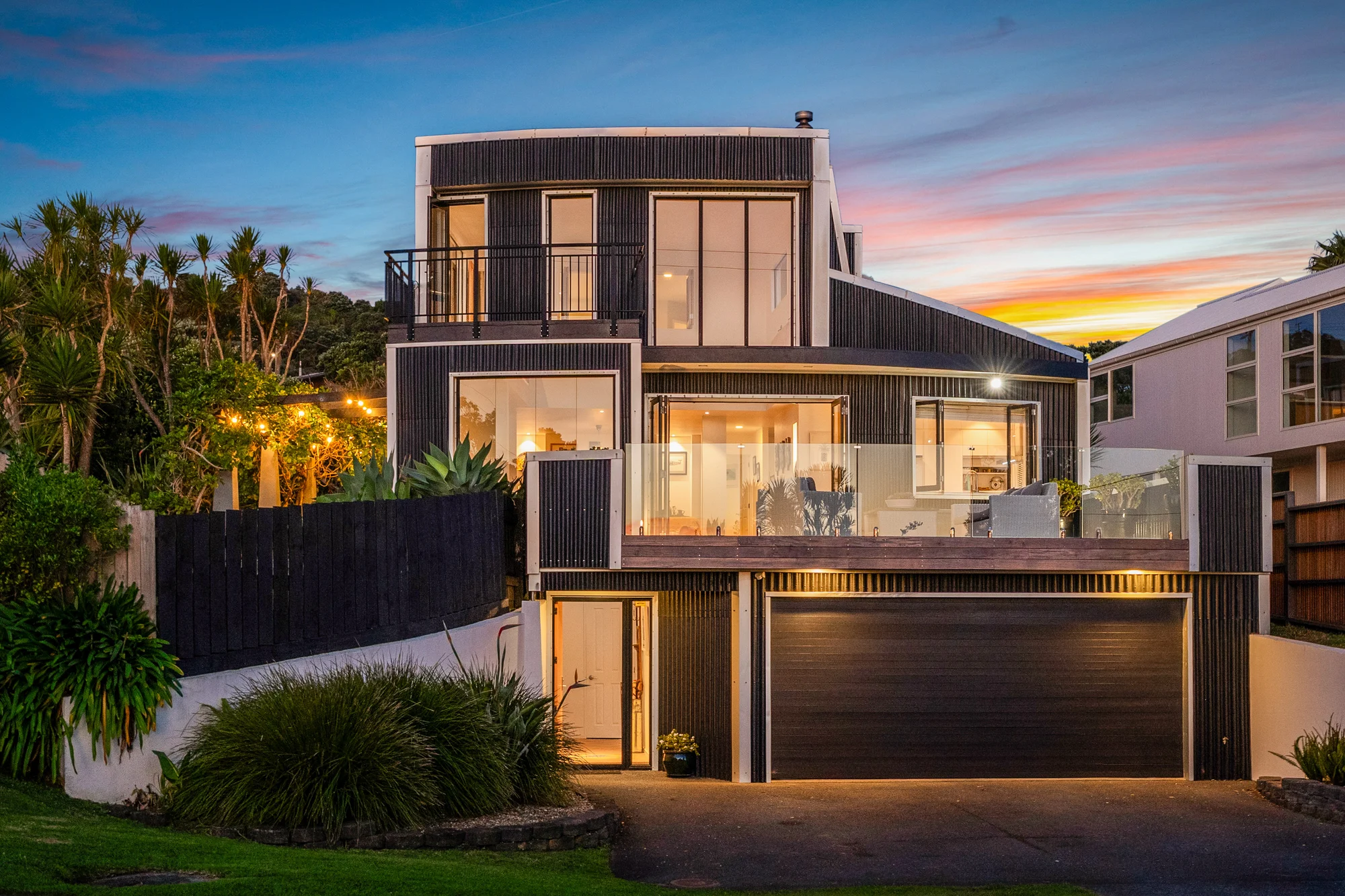 Muriwai 4غرفة نوم Serious Beach-House Cool. Family-Sized Living.