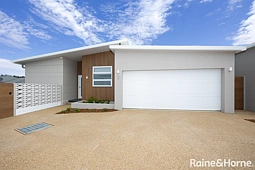 2/11 Preston Crescent, Lloyd