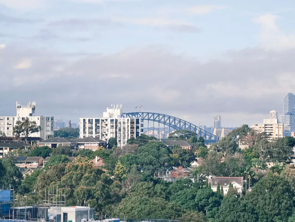 Harbour Bridge Views | Spacious 3-Bedroom Apartment in the Heart of St Leonards