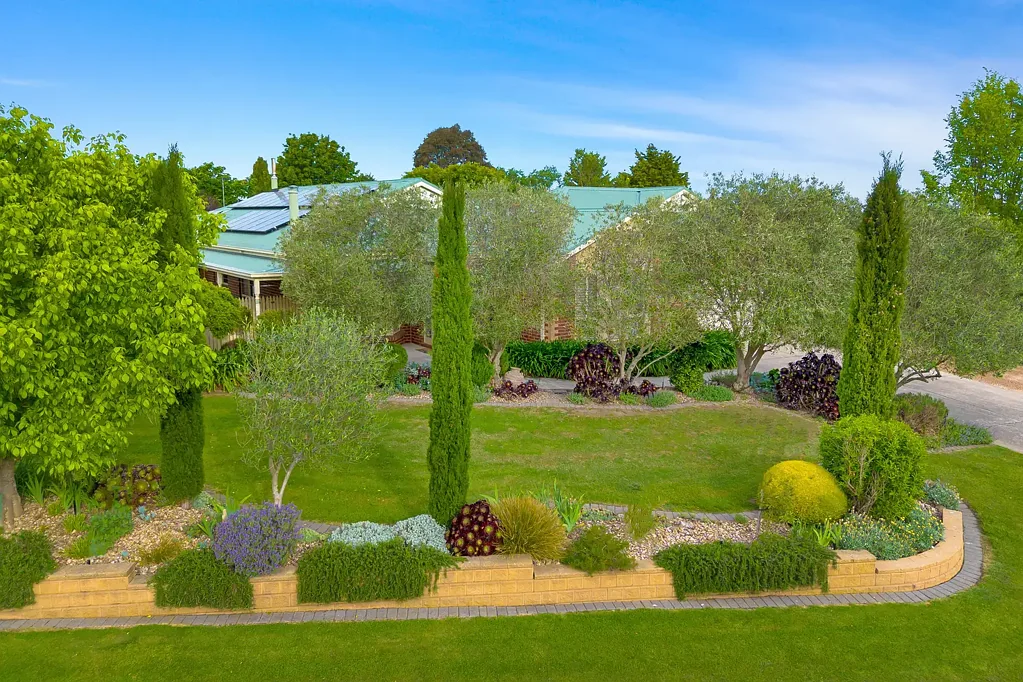 Gisborne 4房  GARDENER’S PARADISE ON 2086m2 (approx.) IN CENTRAL LOCATION