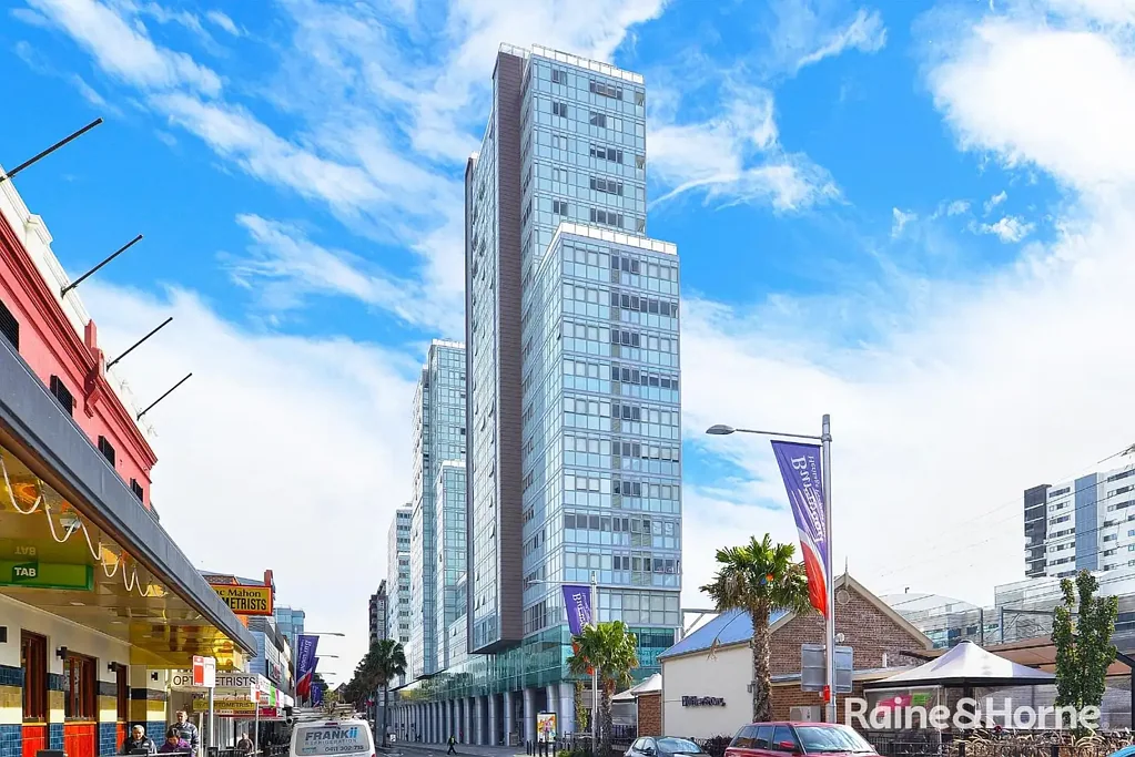 Stylish & Bright Two Bedroom Apartment !